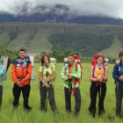 Imagen del grupo de concursantes en el programa de aventura 'Desafío vertical'.