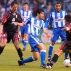 El deportivista Valerón lucha por un balón con Diego Camacho, ante la mirada de Mauro Silva