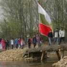 La procesión salvó el paso sobre el Eria gracias al puente construido en hacendera