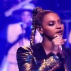 Beyoncé pide al público de su concierto en Nueva York que vaya a votar en las elecciones presidenciales.