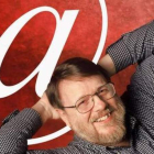 Raymond Tomlinson, en una fotografía junto al símbolo de la arroba que popularizó en los mensajes electrónicos. dl