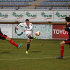 La imagen recoge el disparo del culturalista Adán Gurdiel desde fuera del área que supuso el gol con el que se adelantó el equipo leonés en el marcador ante el Zamora.