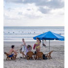 Un grupo de jóvenes pasando el día en la playa, ayer. EFE