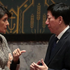 La embajadora de EEUU ante la ONU, Nikki Haley, conversa con su homólogo chino, Wu Haitao.