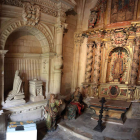 Vista panorámica de la capilla, con el mausoleo del Conde Rebolledo, el altar y cuatro tallas del antiguo órgano barroco. RAMIRO