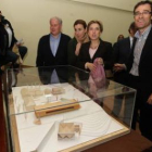 Demetrio Alfonso Canedo, Rosa Urbón y María José Salgueiro junto al arquitecto Félix Jové.