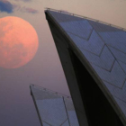 La luna, junto al edificio de la Ópera de Sídney (Australia), este domingo.