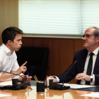 Los candidatos del PSOE y Más Madrid a la Comunidad, Ángel Gabilondo e Íñigo Errejón, durante la reunión de este jueves en la Asamblea de Madrid.