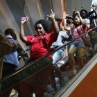 Decenas de civiles escapan de un área en el centro comercial asaltado en Nairobi.