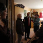 El trabajador social, el diputado y la edil conversan ante dos miembros del colectivo.