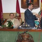 El alcalde entrega la Alubia de Oro a un emocionado Conrado Blanco, ante responsables del semanario