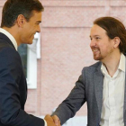 Pedro Sánchez y Pablo Iglesias, tras firmar el acuerdo para los Presupuestos el pasado mes de octubre.