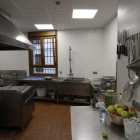 La cocina del comedor social fue renovada este verano con el enlucido de las paredes. FERNANDO OTERO