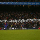 La grada de animación del Barça desplegó una pancarta contra el Espanyol y la propiedad china del club blanquiazul, el domingo en el Camp Nou.