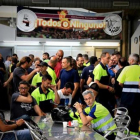 Un grupo de estibadores en huelga en el puerto de Barcelona.
