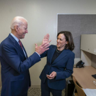 Joe Biden y Kamala Harris se saludan de forma distendida. ADAM SCHULTZ