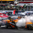 Un accidente en la misma salida provocó varios abandonos, entre ellos el de Fernando Alonso. XHEMAJ