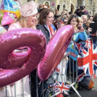La reina Isabel saluda este jueves al público que la ha esperado junto al castillo de Windsor para felicitarla por su 90º aniversario.