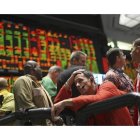 Varios 'brokers' reaccionan tras conocer la quiebra de Lehman Brothers, en septiembre del 2008.