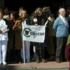 Los trabajadores del geriátrico de Flores ante la puerta del centro