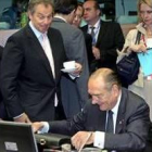 Blair pasa por delante de Chirac con una taza de té en la reunión de ayer