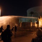 Manifestantes se enfrentan a la policía cerca del Palacio Presidencial.