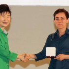 Maryam Mirzakhani (derecha) recibe la medalla Fields, el 'Nobel' de matemáticas.