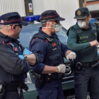 Policía (Ertzaintza) y Guardia Civil en Bilbao. MIGUEL TOÑA