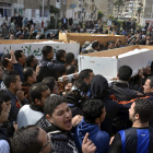 Decenas de personas participan en los funerales de Port Said.