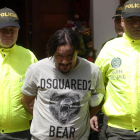 Juan Carlos Mesa, alias Tom, flanqueado por policías colombianos.