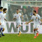 Asier Illarramendi celebra con sus compañeros el gol que dio a España la victoria frente a Israel. ABIR SULTAN