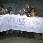 Un grupo de españoles afectados por el cierre de los dos aeropuertos de Bangkok se manifestaba ayer