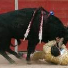 Momento en el que el toro embiste al diestro Serafín Marín
