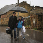Llueve en Lillo del Bierzo y el médico y la enfermera van a casa de una paciente. El paraguas de la sanidad aún protege a este pueblo.