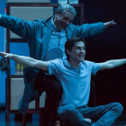 Miguel Barajas y Javier Bermejo, en una escena de ‘El señor Ibrahim y las flores del Corán’. DL