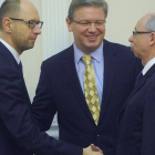 El primer ministro de Ucrania, Arseny Yatseniuk, (izquierda), con Stefan Fuele y Janusz Lewandowski, miembros de la Comisión Europea, el pasado miércoles en Kiev.