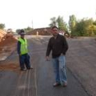 El alcalde de Cuadros visitó ayer las obras de asfaltado, a la entrada de la variante de Cascantes