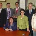 Ana Luisa Durán, abajo, acompañada de todo su equipo de gobierno
