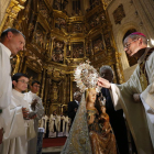 Un momento de la coronación de la Virgen ante una catedral abarrotada de devotos