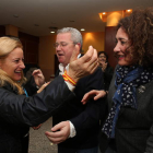 La alcaldesa (dcha.) con Hevia en la noche electoral.