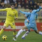 El centrocampista del Villarreal «Cani» es perseguido por el mediocentro del Sevilla José Carlos