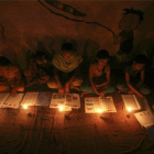 Varias niñas estudiando a la luz de unas velas en una escuela religiosa de Nueva Delhi