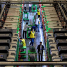 Operarios trabajan en la fábrica Everwin Precision Technology, en Dongguan, China. A. PLAVEVSKI