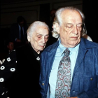 Rafael Alberti y Dolores Ibarruri, Pasionaria, en las Cortes, en 1977.