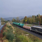 Composición con vagón de pizarra que calibró el trayecto entre León y Santander la pasada semana. PEDRO ARROYO