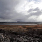 El nivel del embalse de Bárcena se encuentra muy por debajo de su capacidad. ANA F. BARREDO