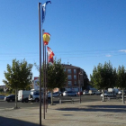 Bandera de Castilla y León junto a la de España, Europa y León en la rotonda del Ayuntamiento de  San Andres