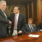 Victorino González estrecha la mano a Mario Amilivia, con García-Prieto y Saurina en segundo plano