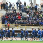 Escolares de Ponferrada acudieron ayer al entrenamiento de la Deportiva en el Colomán Trabado