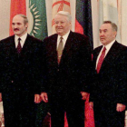 De izquierda a derecha, los presidentes de Tayikistán (Immomaly Rakhmonov), Bielorrusia (Alexander Lukashenko), Rusia (Borís Yeltsin), Kazajistán (Nursultan Nazarbayev) y Kirguizistán (Askar Akayev), en el Kremlin, el 26 de octubre de 1999.